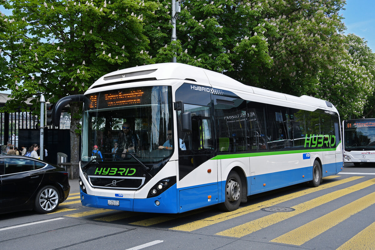 Volvo Hybridbus, auf der Linie 21, verl�sst am 08.05.2026 die Haltestelle beim Bahnhof Luzern.