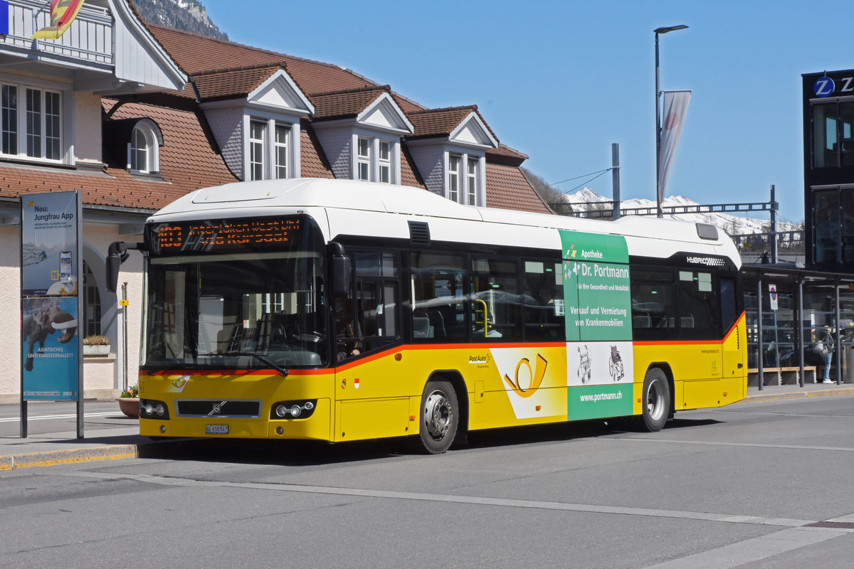 Volvo Hybridbus der Post, auf der Linie 103, wartet an der Endstation beim Bahnhof Interlaken Ost. Die Aufnahme stammt vom 08.04.2021.