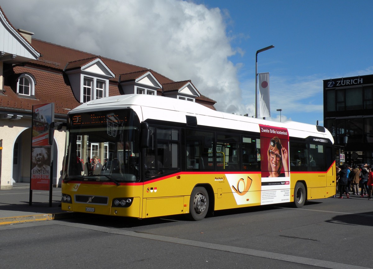 Volvo Hydrid Bus der Post am Bahnhof in Interlaken Ost. Die Aufnahme stammt vom 12.10.2013.