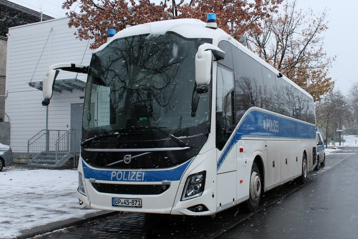 Volvo RH 9700 der Bundespolizei (sMkw). Berlin im November 2023.