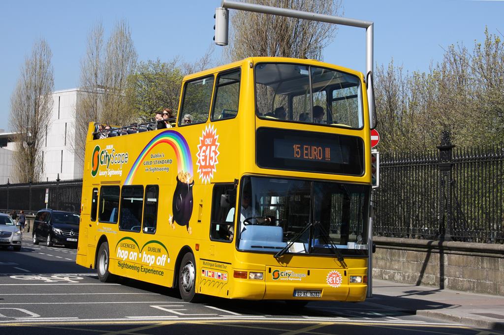 Volvo Sightseeing Bus der gelben Linie am 8.4.2017 in der City von Dublin.
