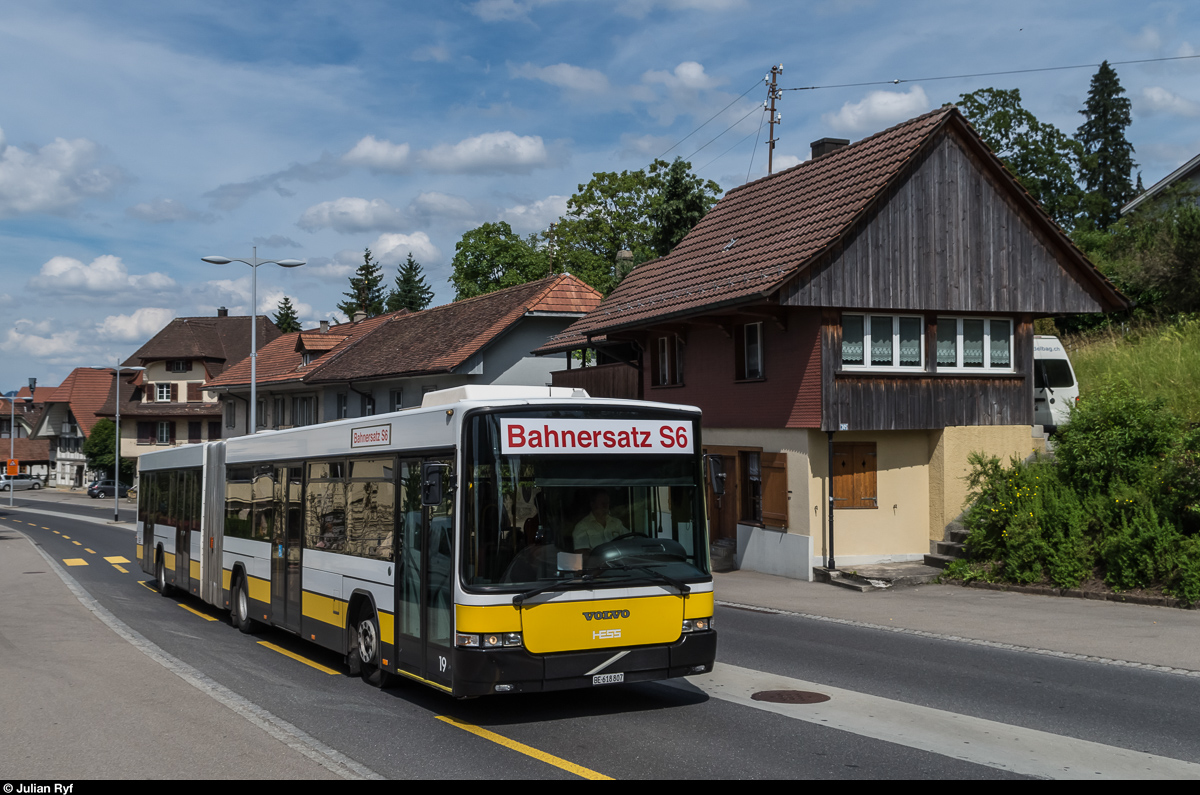 Vom 4. bis am 17. Juli 2016 verkehren zwischen Köniz und Schwarzenburg wegen Bauarbeiten Bahnersatzbusse. Zum Einsatz kommen neben diversen Fahrzeugen von Postauto auch ein ex-Schaffhauser HESS/Volvo, ein HESS/Volvo Demobus und ein ex-Rottaler Setra 3-Achser.<br>
Am 6. Juli 2016 durchfährt der ex-VBSH Gelenkbus das Zentrum von Köniz.