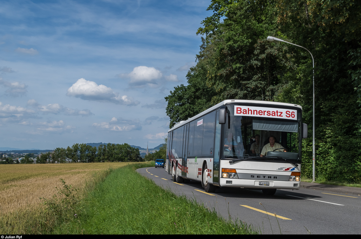 Vom 4. bis am 17. Juli 2016 verkehren zwischen Köniz und Schwarzenburg wegen Bauarbeiten Bahnersatzbusse. Zum Einsatz kommen neben diversen Fahrzeugen von Postauto auch ein ex-Schaffhauser HESS/Volvo, ein HESS/Volvo Demobus und ein ex-Rottaler Setra 3-Achser. Letzterer befindet sich hier am 6. Juli 2016 zwischen Köniz und Moos auf einer Fahrt Richtung Schwarzenburg.