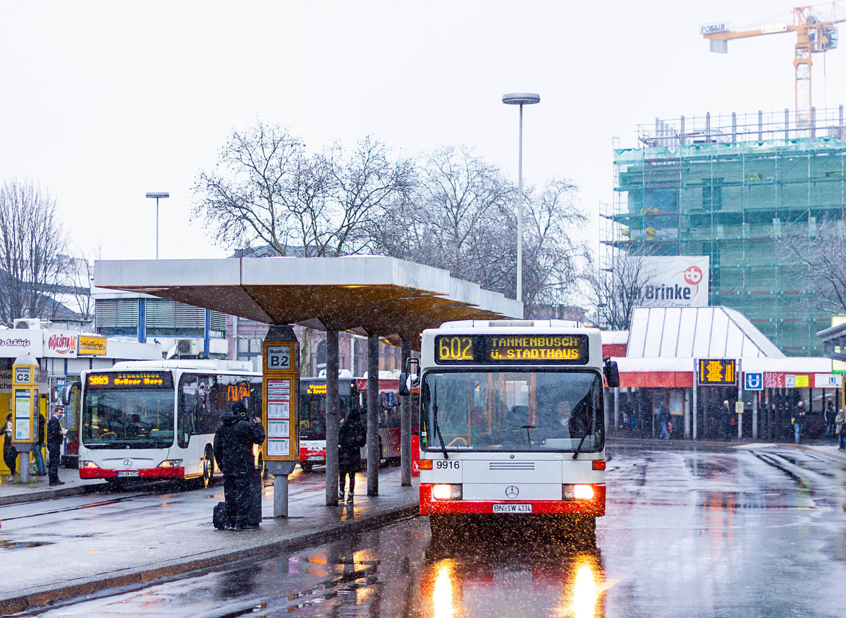Von der Ausmusterung bedroht sind mittlerweile auch die letzten O405GN2 der Stadtwerke Bonn. Hier ist Wagen 9916 am 30. Januar 2019 auf der Linie 602 am Bonner Hauptbahnhof zu sehen.