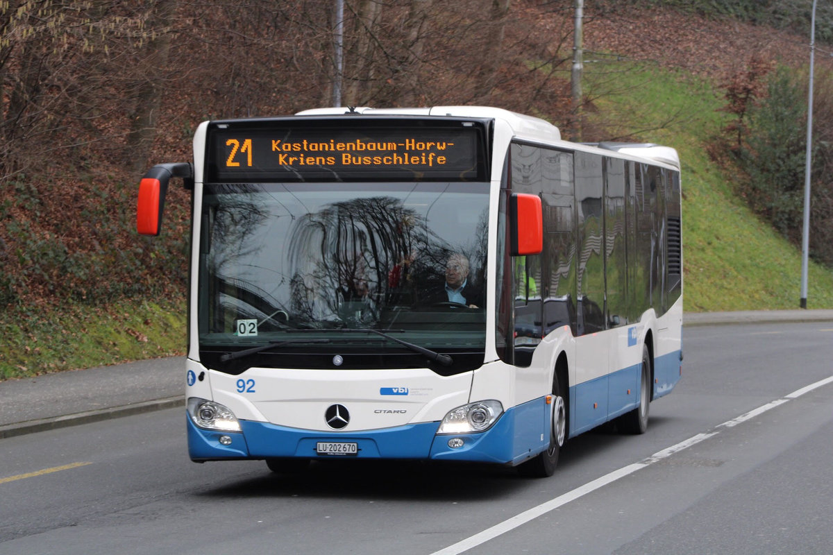 Von der Eisfeldstrasse herkommend fährt Fahrzeug Nummer 92 der Verkehrsbetriebe Luzern auf der Linie 21 am 28.11.19 in Richtung Kriens Busschleife via St. Niklausen, Kastanienbaum und Horw Zentrum.