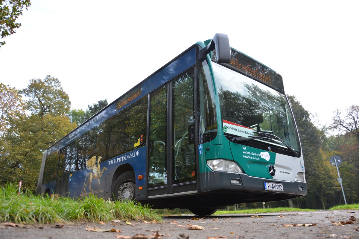 Von unten wurde P-AV 982 (Mercedes Benz O530) aufgenommen. Potsdam Neues Palais am 18.10.2014.
