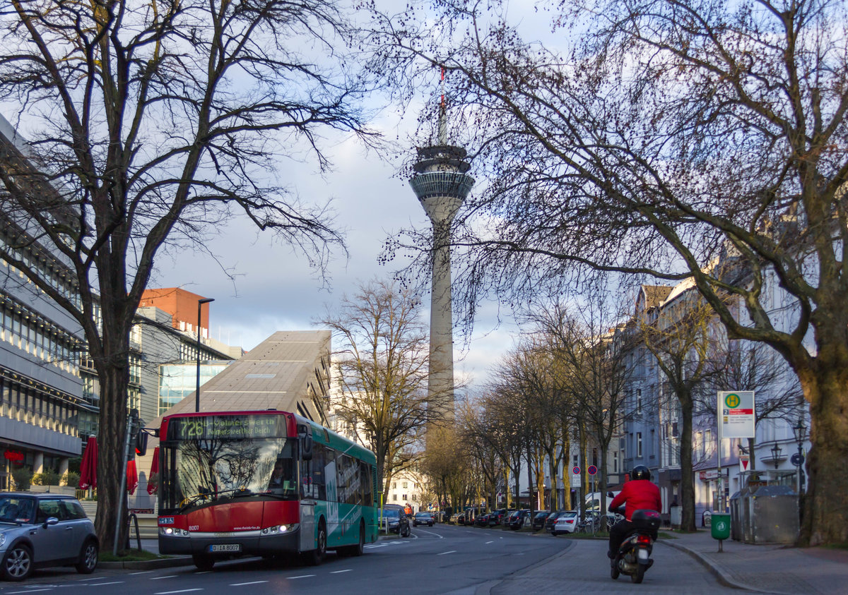 Vor der Kulisse des Düsseldorfer Rheinturms konnte am 13.1.2018 Wagen 8007 der Rheinbahn auf der Linie 726 Richtung Volmerswerther Deich an der Haltestelle  Erftstraße/Grand Bateau  aufgenommen werden.