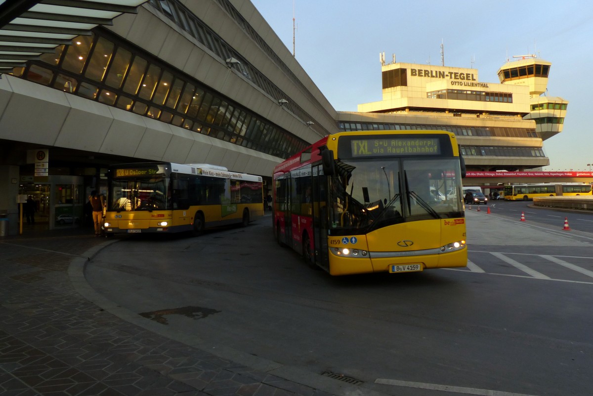 Vor meiner Abreise noch ein Solaris B-V 4159 und ein MAN B-V 1412 der Berliner Verkehrsbetriebe (BVG), hier am Flughafen Berlin Tegel im Januar 2016.
