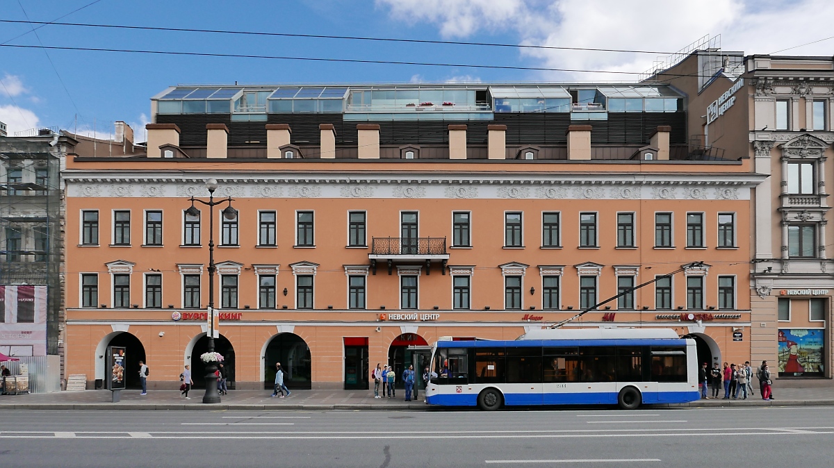 Vor dieser prächtigen Stadthaus-Kulisse auf dem Newski-Prospekt (Невский проспект) in St. Petersburg wird ein Oberleitungsbus schon mal zum Nebendarsteller.
16.7.17