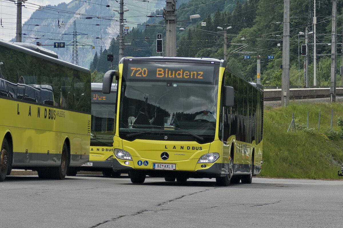 Vorarlberg: Mit Fahrplanwechsel Dezember 2022 wurden dreistellige Liniennummern eingeführt, der Nummernbereich 7xx ist für Klostertal, Arlberg, Lech reserviert. Mercedes-Benz Citaro 2. Generation AXL-Bus (BZ-AXL9) als Linie 720 am Bhf. Langen am Arlberg. Aufgenommen 15.6.2023.