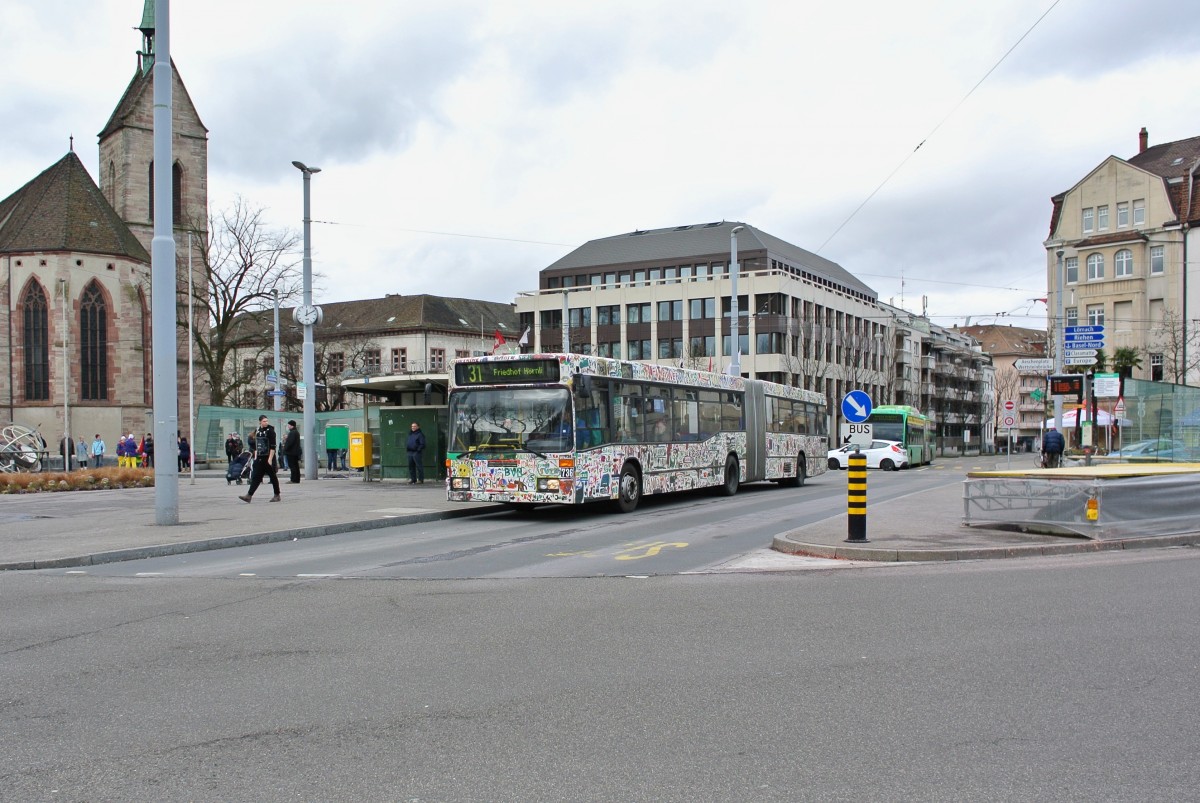 Voraussichtlich nur noch dieses Jahr im Einsatz; die 405 GN der BVB; Wagen 736 bei der Haltestelle Wettsteinplatz, 24.02.2015.