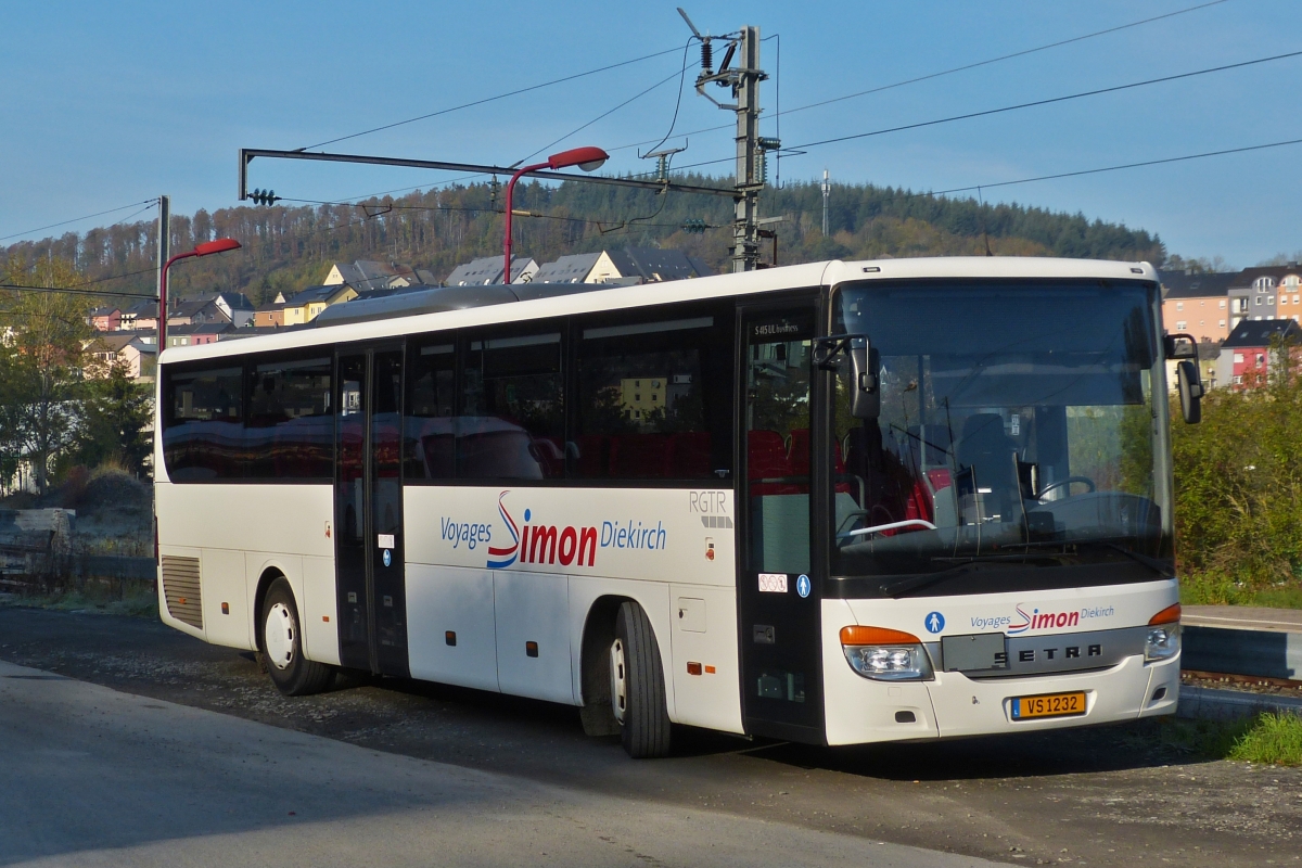 VS 1232,  Setra S 415 UL von Voyages Simon, steht nahe dem Bahnhof in Wiltz.  31.10.2019