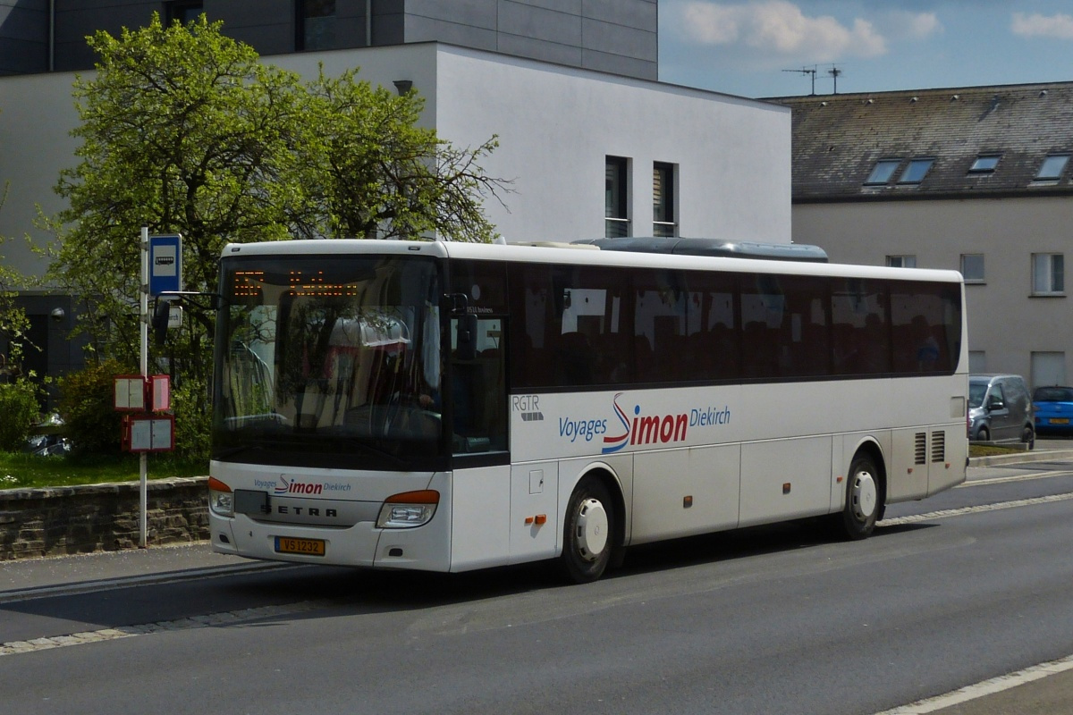 VS 1232, Setra S 415 LE von Voyages Simon, hält an einer Bushaltestelle in Marnach. 04.2022