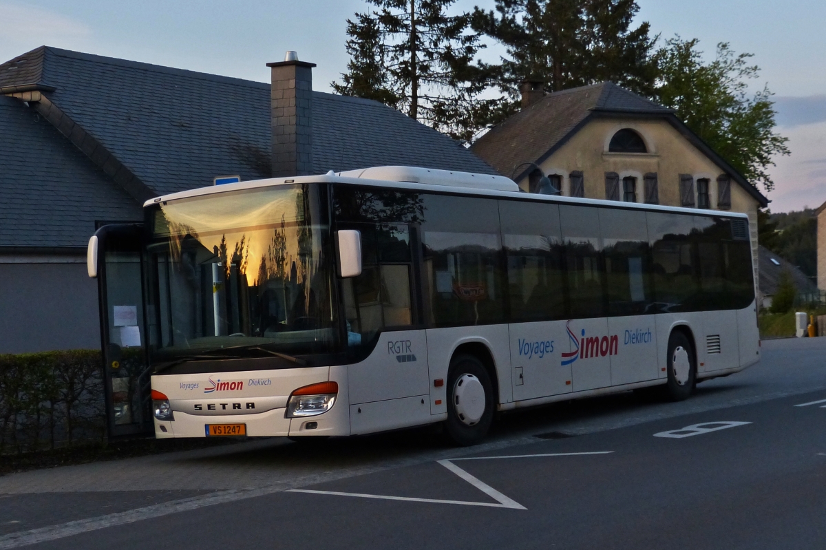 VS 1247, Setra S 415 NF von Voyages Simon an der Bushaltestelle in Erpeldange aufgenommen. April 2020