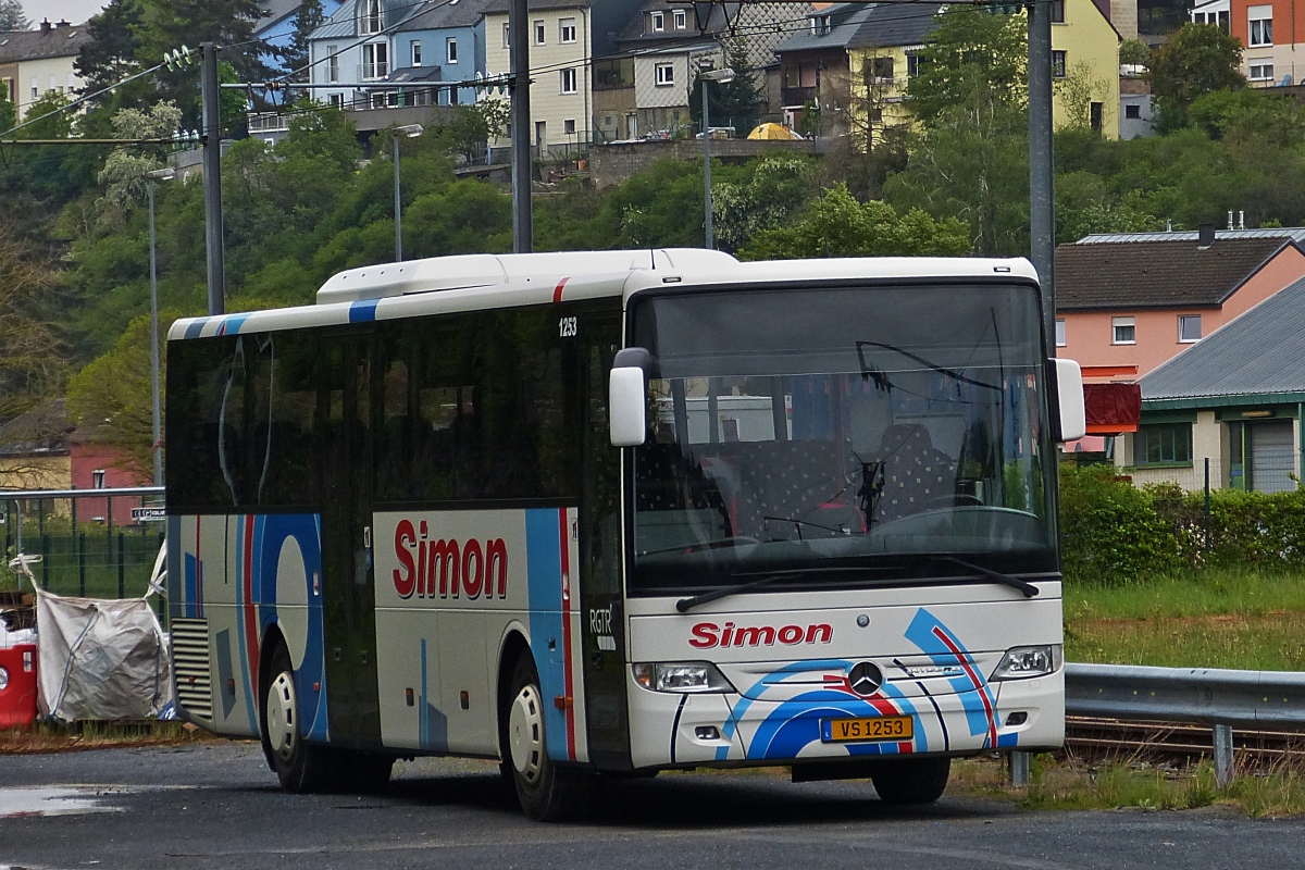 VS 1253, Mercedes Benz Integro von Voyages Simon, macht eine Pause am Bahnhof in Wiltz. 11.05.2020