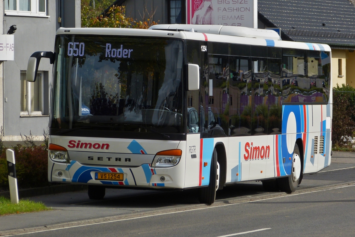 VS 1254, Setra S 416 LE von Voyages Simon, an einer Bushaltestelle in Marnach aufgenommen. 03.10.2019