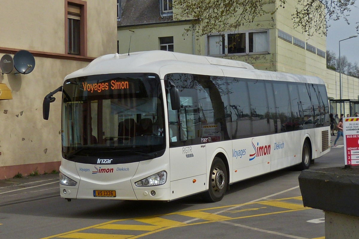 VS 1336, Irizar i3 von Voyages Simon, verlässt den Busbahnhof II in Ettelbrück. 23.04.2019