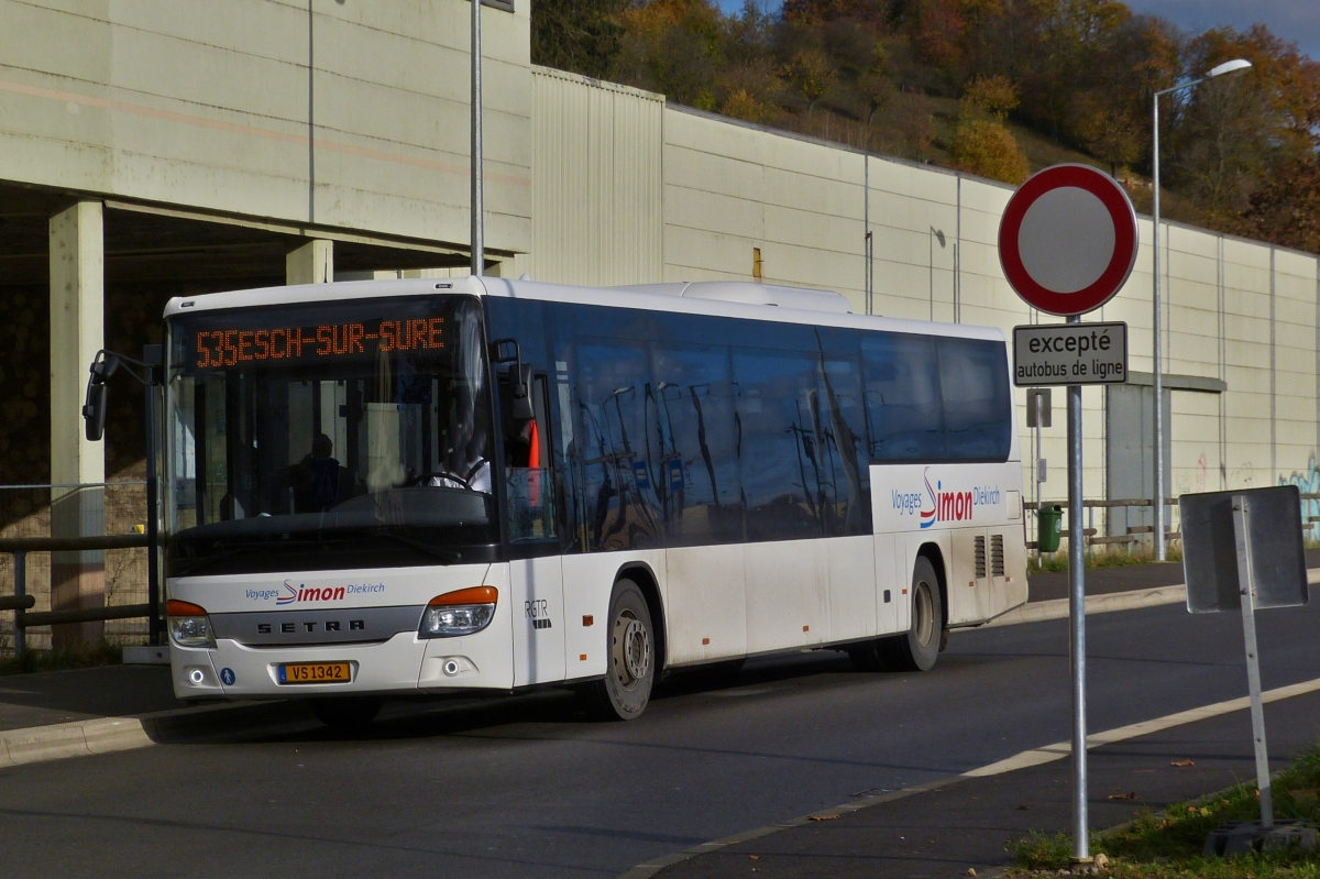VS 1342, Setra S 415 LE von Voyages Simon, bedient die Haltestelle am Busbahnhof II in Ettelbrück.  08.11.2018