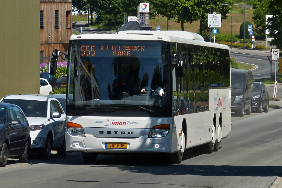 VS 1536 Setra S 418 LE von Voyages Simon, bedient die Strecke Schmiede - Ettelbrück Bahnhof, aufgenommen in Marnach. 06.2022