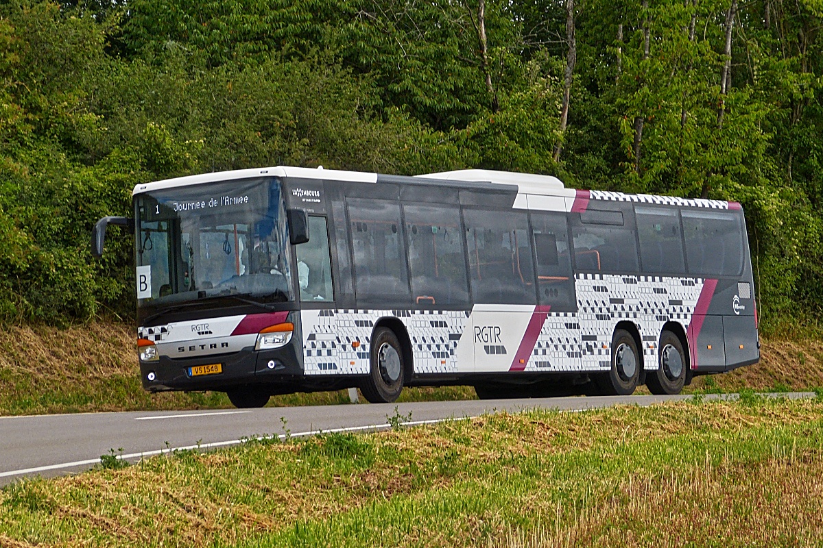 VS 1548, Setra S 418 Le von Voyages Simon als Shuttle beim Tag der offenen Tr bei der luxemburgischen Armee nahe Diekirch unterwegs. 10.07.2022

