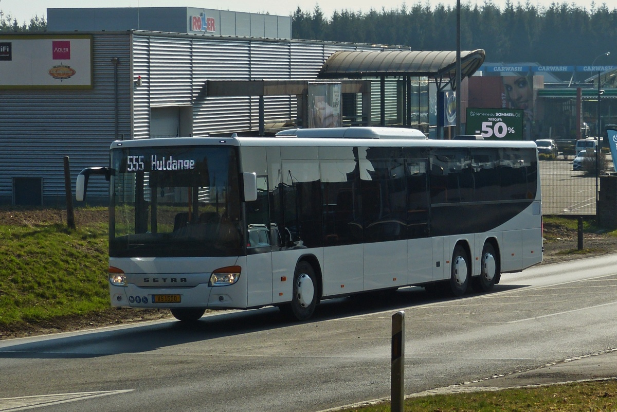 VS 1550, Setra S 418 LE von Simon, bediennt die Strecke Ettelbrück - Huldange, aufgenommen in Weiswampach. 03.2022  