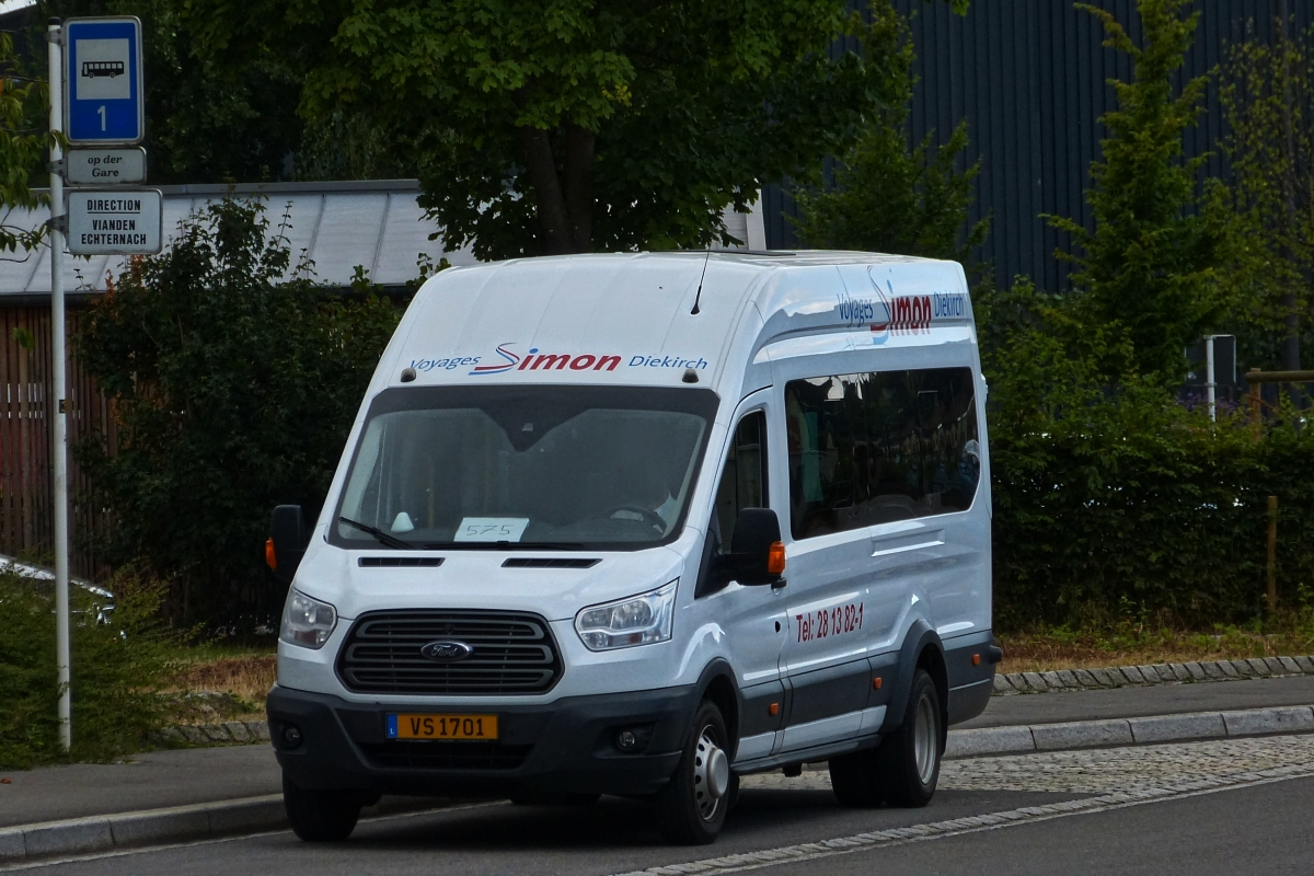 VS 1701, Ford Transit von Voyages Simon, wartet am Bahnhof von Diekirch auf die Ankunft des Nächsten Zuges.  28.07.2020