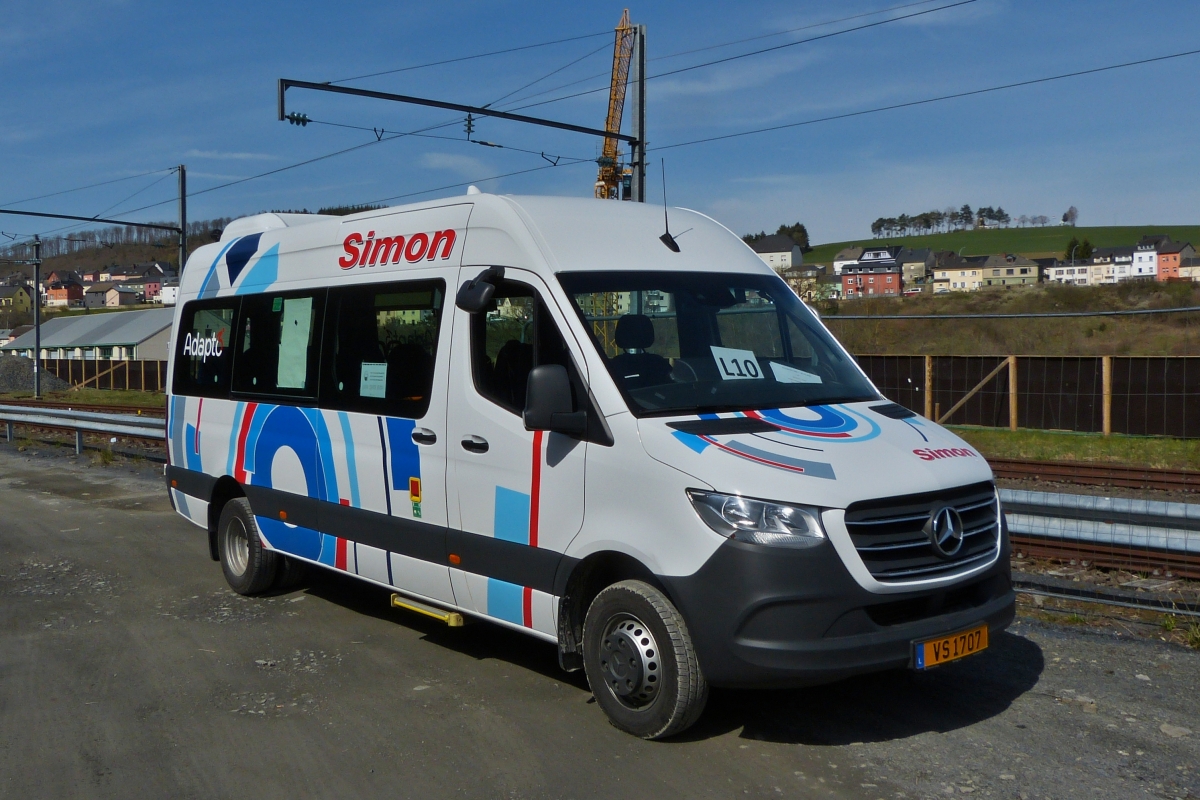 VS 1707, Mercedes Benz Sprinter von Voyages Simon, als SEV zwischen Wiltz und Kautenbach unterwegs, aufgenommen am Bahnhof in Wiltz am 09.04.2021.

