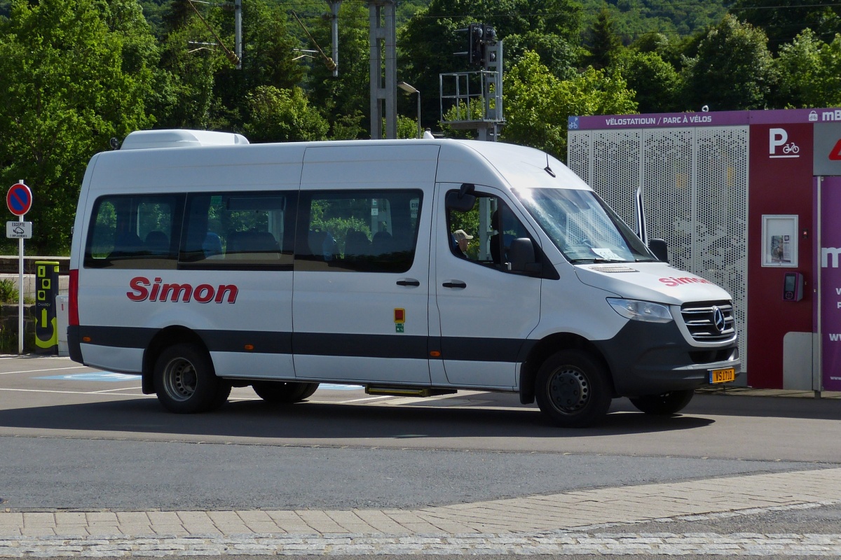VS 1710, Mercedes Benz Sprinter von Voyages Simon, gesehen am Bahnhof in Wilwerwiltz. 06.2022