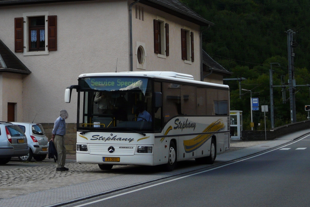 VS 3011, Mercedes Benz Integro von Autobus Stephany, steht am Bahnhof in Goebelsmühle. 29.08.2009