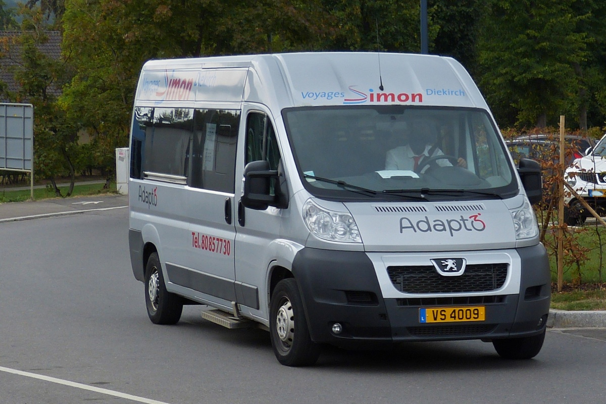 VS 4009, Peugeot Boxer von Voyages Simon erreicht den Busbahnhof am Bahnhof in Ettelbrck. 31.08.2018