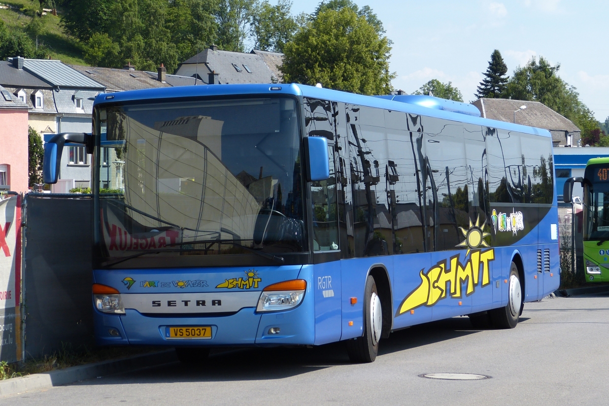 VS 5037, Setra S 415 LE von Voyages Schmit, aufgenommen nahe dem Bahnhof in Ettelbrück. 17.07.2018 