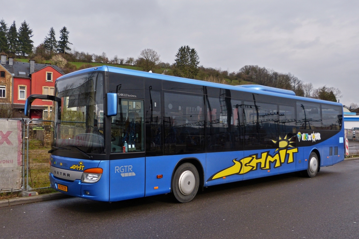VS 5039, Setra S 416 LE von Voyages Schmit, wartet in Ettelbrck nahe dem Busbahnhof II auf seinen Nchsten Einsatz. 14.03.2020