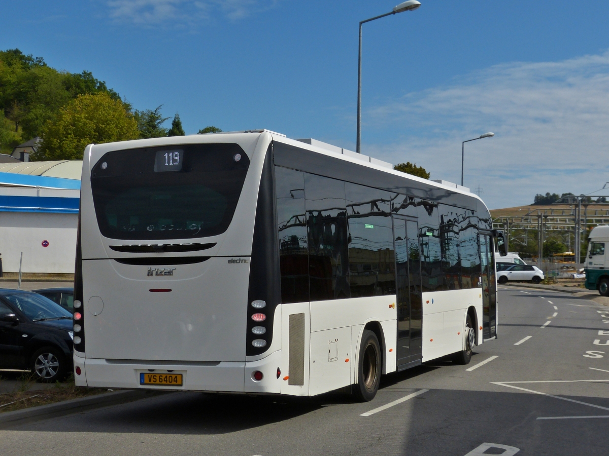 VS 6404, Heckansicht des Irizar ie Buses ohne Werbung, Firma unbekannt, der soeben die Bushaltestelle am Bahnhof in Ettelbrück verlasen hat. 08.2022