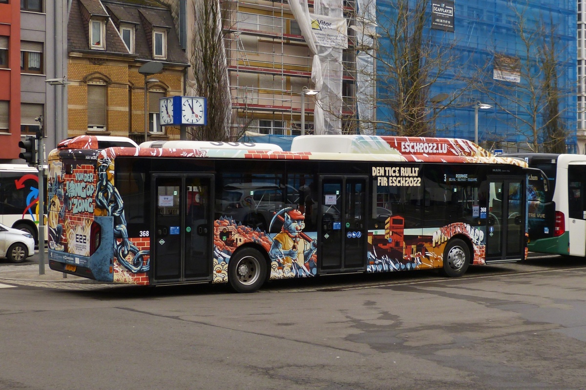 VS 8726, Farbenfroher MAN Lion’s City Bus de Tice, gesehen am Bahnhof in Esch Alzette. 03.2022