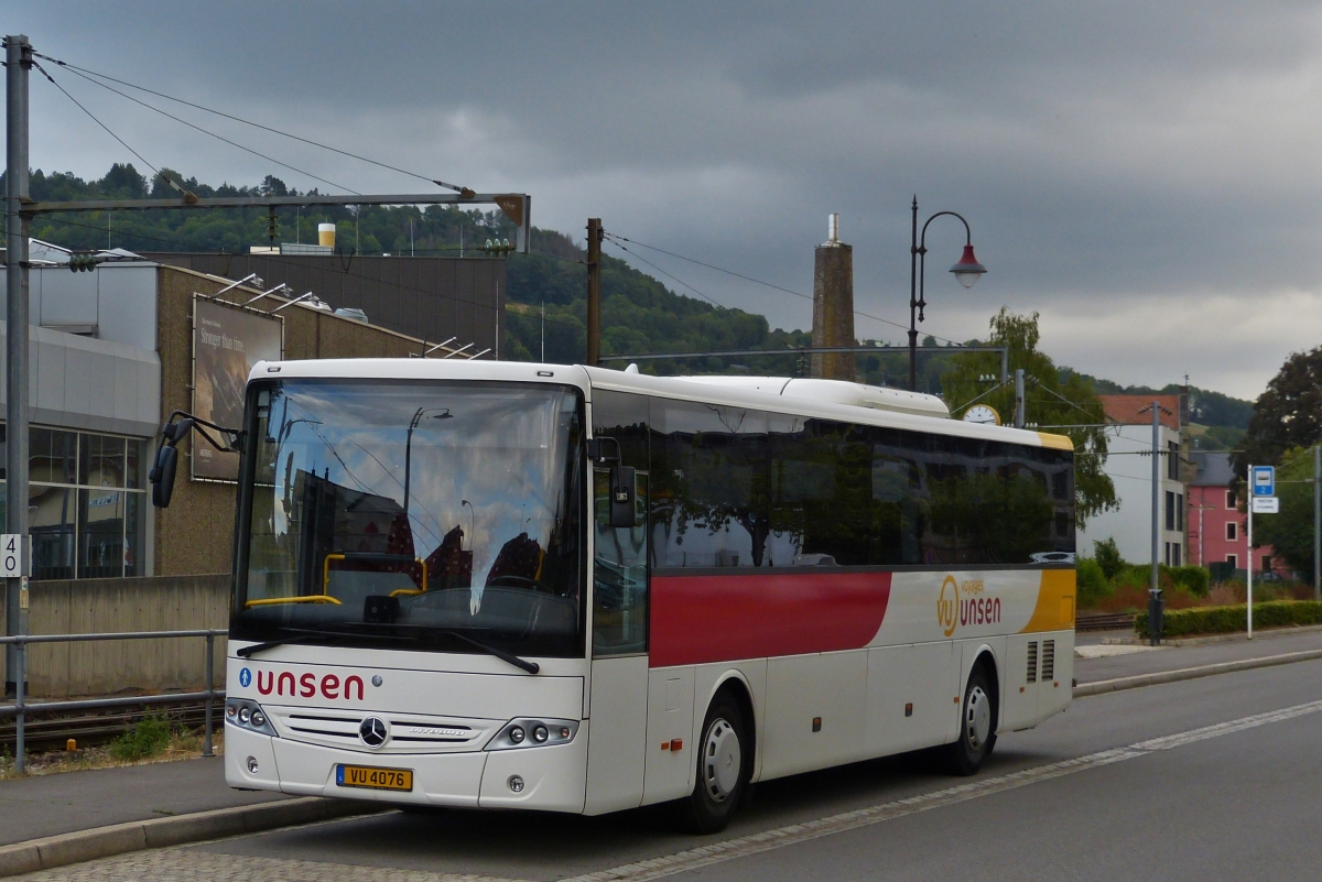 VU 4076, Mercedes Benz Intouro von Voyages Unsen, steht am Bahnhof in Diekirch.  28.07.2020