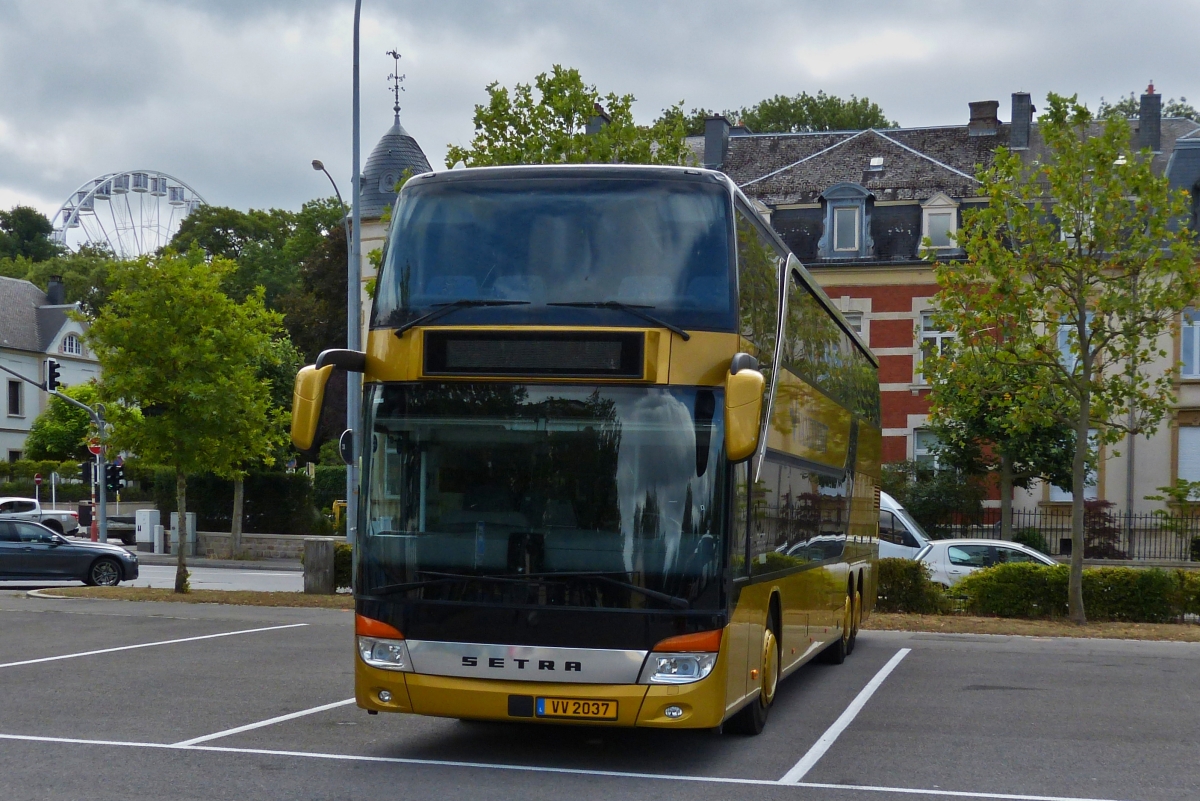 VV 2037, Setra S 431 DT von Voyages Vandivinit, steht am 28.07.2020 auf einem Busparplatz in der Stadt Luxemburg. 