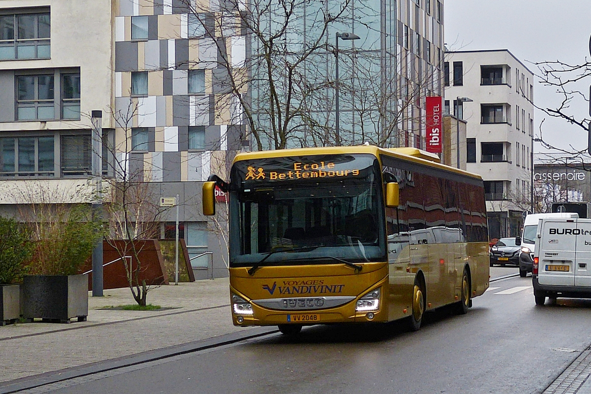 VV 2048, Iveco Crossway von Vandivinit, als Schülertransport in Belval Université unterwegs.  04.03.2020