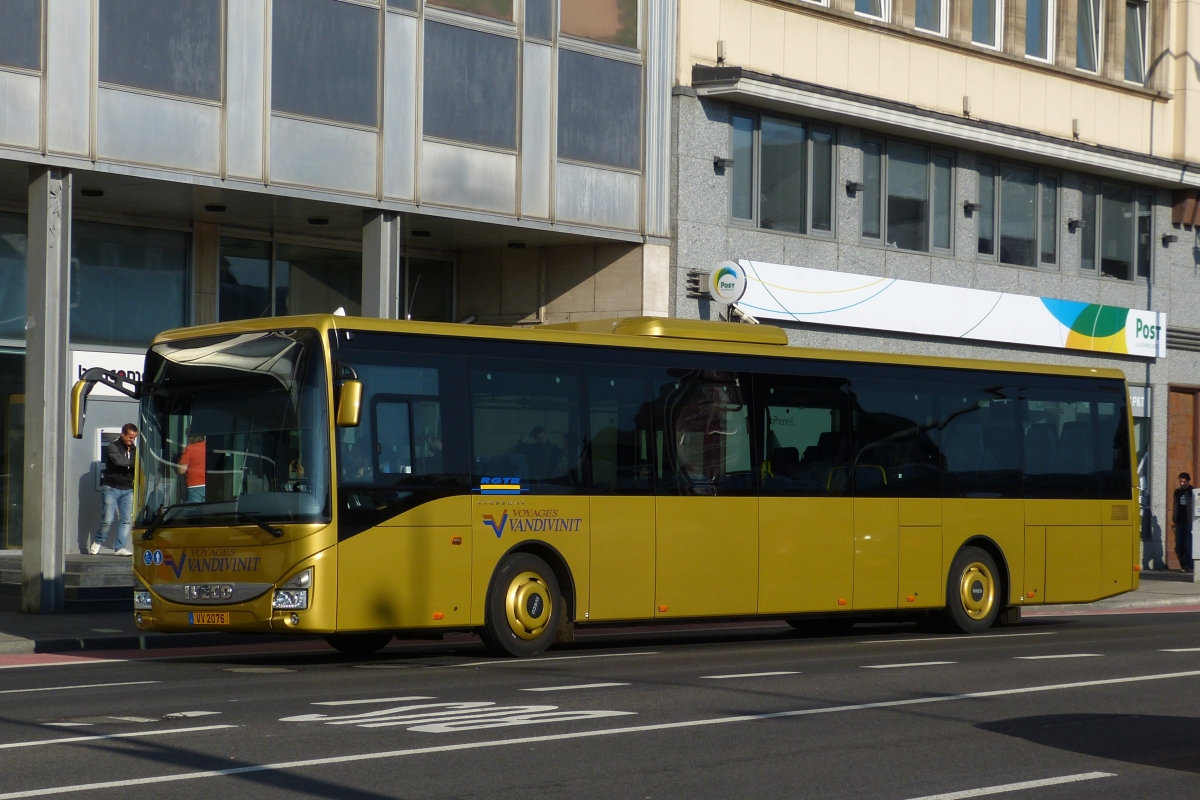 VV 2076, Iveco Crossway von Vandivinit, gesehen nahe dem Bahnhof der Stadt Luxemburg 04.10.2014