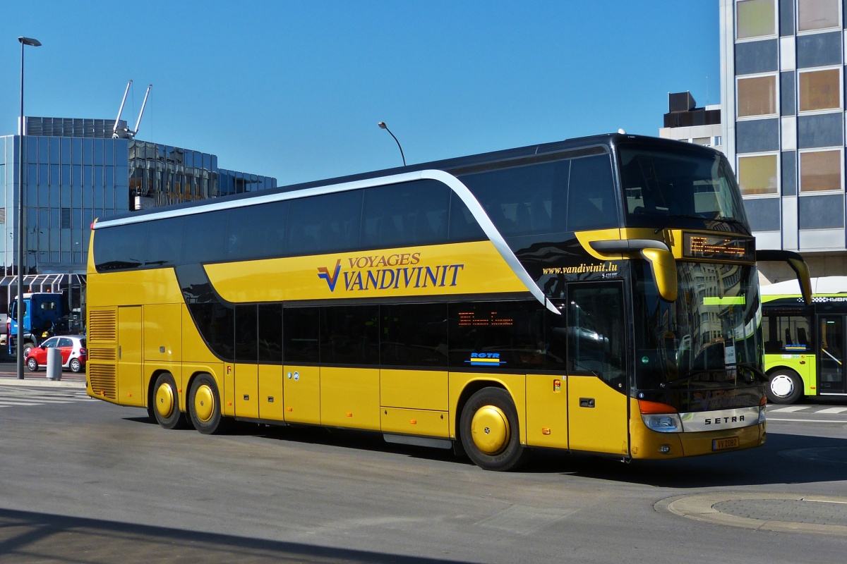 VV 2082, Setra S 431 DT von Vandivinit ist am bahnhof der Stadt Luxemburg angekommen. 17.03.2016

