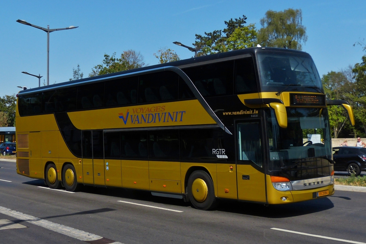 VV 2084, Setra S 431 DT von Voyages Vandivinit, unterwegs in der Stadt Luxemburg. 27.07.2018