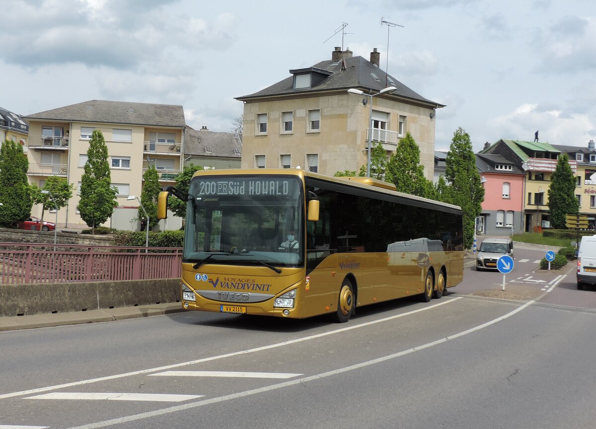 VV 2115, Iveco Crossway LE, am 20. Mai 2021 auf der Linie 200 in Bettembourg abgelichtet