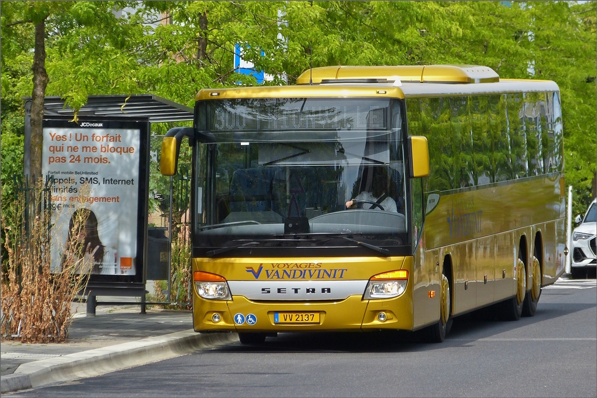 VV 2137, Setra S 419 UL von Voyages Vandivinit, hält an einer Bushaltestelle in der Stadt Luxemburg. 19.08.2020