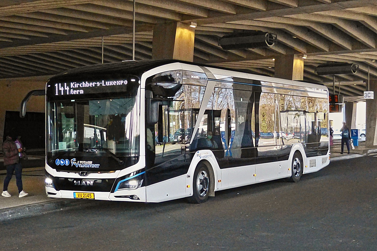 VV 2145, MAN Lion’s City Elektrobusses von Vandivinit, an seiner Haltestelle im „Pole d’Echange Luxepo“ in der Stadt Luxemburg. 03.2022  