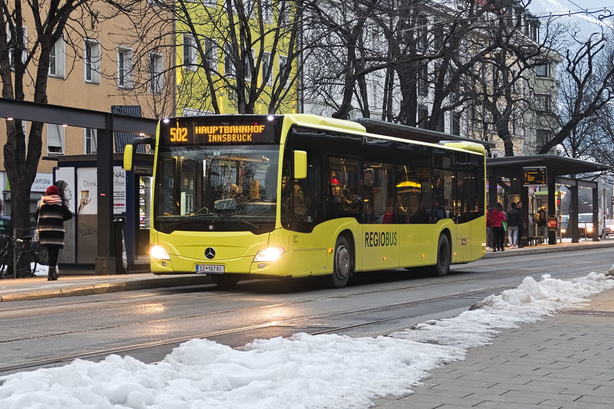 VVT Linie 502 an der Haltestelle Terminal Marktplatz in Innsbruck (Bus SZ-197KI von Ledermair). Aufgenommen 24.1.2019.