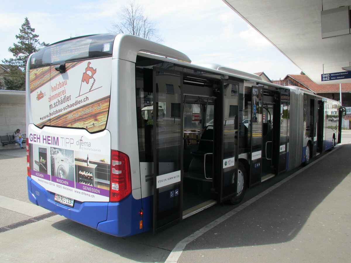 VZO - Mercedes Citaro Nr. 133 an der Busstation Zentrum in Oetwil am See am 19.4.21