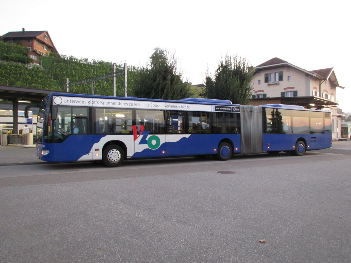VZO - Mercedes Citaro Nr. 110 an der Haltestelle am Bahnhof Feldbach am 8.9.21. Leider wird dieser Bus und die 18 weiteren Citaro-Gelenkbusse von 2008, die letzten mit der alten VZO-Lackierung, wohl bis Ende Jahr ausgemustert werden.