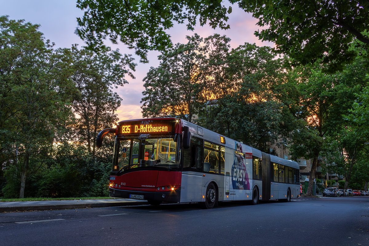 Während eines stimmungsvollen Sonnenuntergangs am Abend des 20.8.2020 pausiert Wagen 8143 der Rheinbahn AG an der Endhaltestelle Comeniusplatz, ehe er als Linie 835 zurück nach Holthausen fährt.