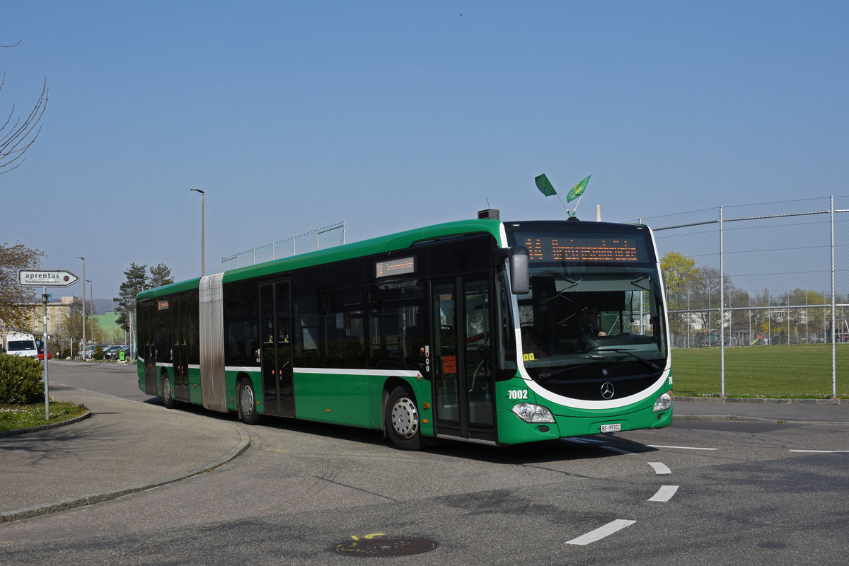 Wärend der Grossbaustelle zwischen Muttenz und Pratteln werden Busse als Tram Ersatz eingesetzt. Hier fährt der Mercedes Citaro 7002 zur Endstation an der Rothausstrasse. Die Aufnahme stammt vom 28.03.2020.