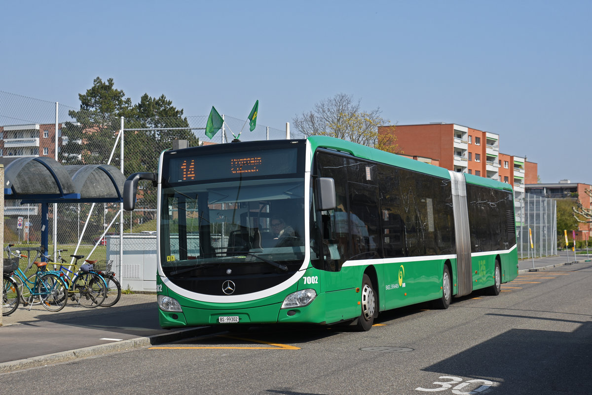 Wärend der Grossbaustelle zwischen Muttenz und Pratteln werden Busse als Tram Ersatz eingesetzt. Hier wartet der Mercedes Citaro 7002 auf der Linie 14, an der Endstation an der Rothausstrasse. Die Aufnahme stammt vom 28.02.2020.