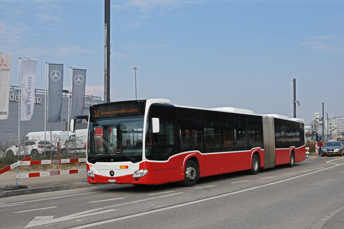 Wärend der Grossbaustelle zwischen Muttenz und Pratteln werden Busse aus Wien als Tram Ersatz auf der Linie 14 eingesetzt. Hier verlässt der Mercedes Citaro 99 die Haltestelle Lachmatt. Die Aufnahme stammt vom 28.03.2020.